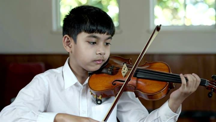 A boy playing the violin